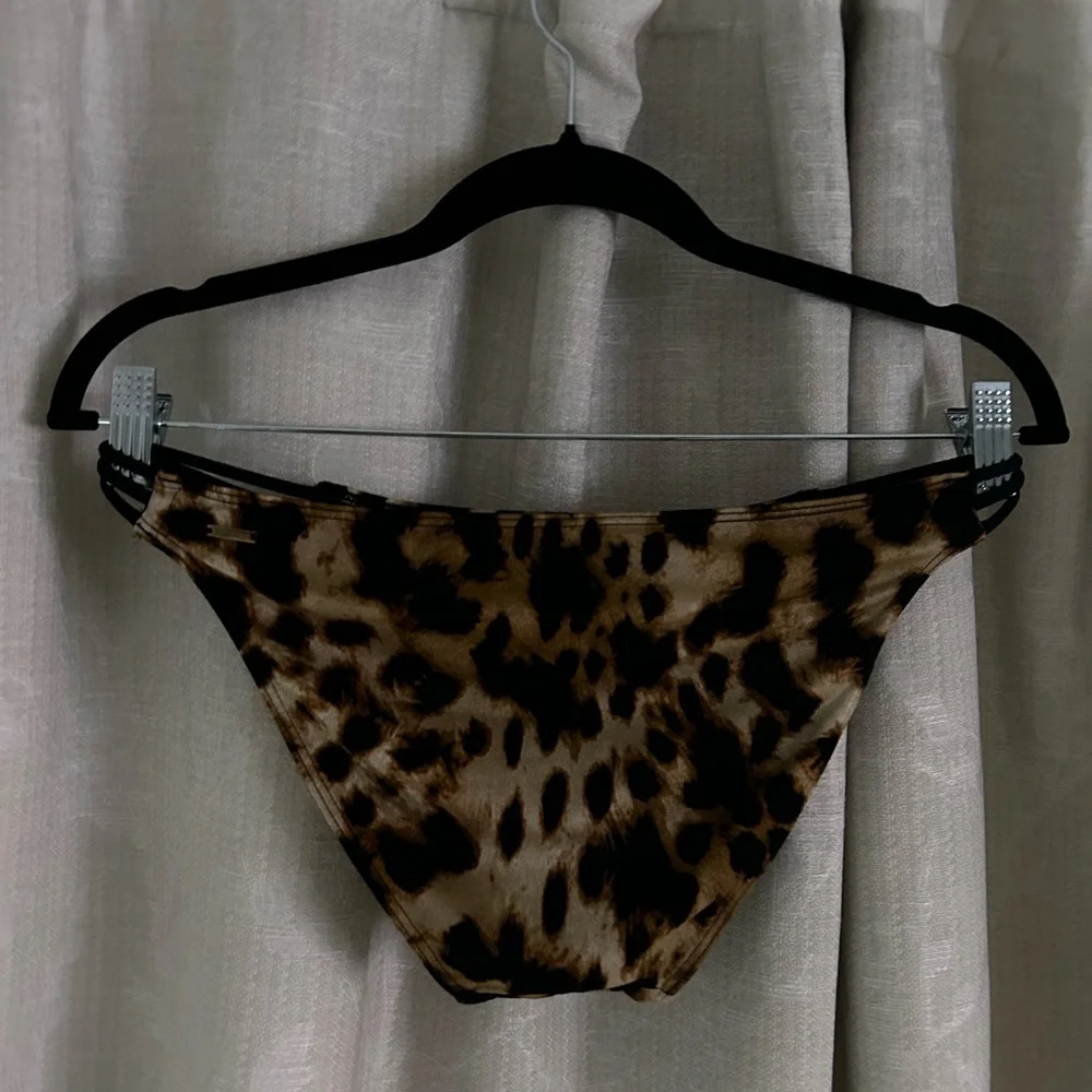 Victoria's Secret leopard print bikini bottom - Picture 2 of 5
